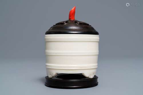 A Chinese Dehua blanc de Chine tripod censer, 19/20th C.