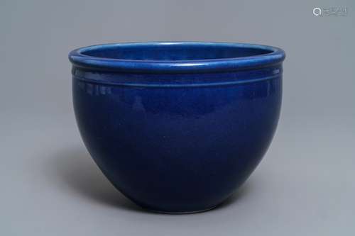 A Chinese monochrome blue jardinière, 18/19th C.