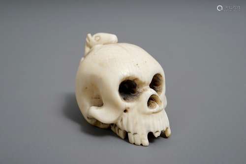 A Japanese ivory 'skull' netsuke, Meiji/Showa, 19/20th