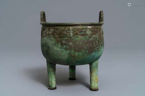 A Chinese bronze 'ding' ritual vessel with inscription, Western Zhou (11th - 8th C. b.C.)