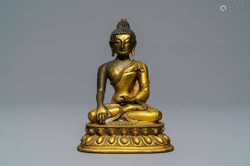 A Sino-Tibetan gilt bronze figure of Buddha Shakyamuni, 17/18th C.