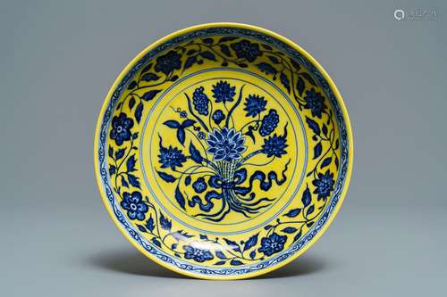 A Chinese yellow-ground blue and white 'lotus bouquet' plate, Qianlong mark, 19/20th C.