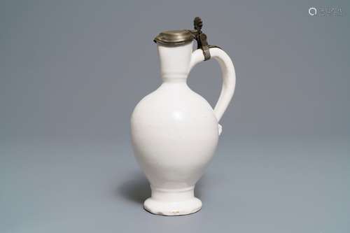 A fine white Delft jug with pewter cover, 2nd half 17th C.