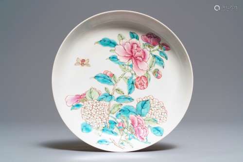 A fine Chinese famille rose 'ruby back' eggshell plate with a lady with floral design, Yongzheng