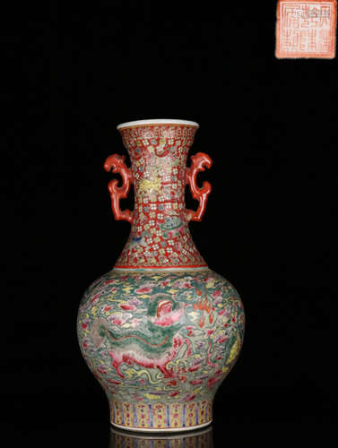 A FAMILLE ROSE PORCELAIN VASE WITH DRAGON PATTERN