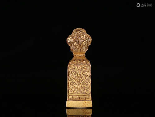 A GILT BRONZE SEAL WITH FLORAL PATTERN