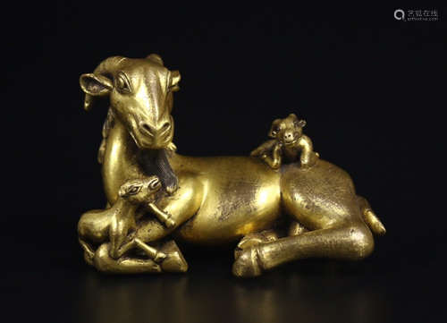 A GILT BRONZE SHAPED THREE GOATS PATTERN ORNAMENT