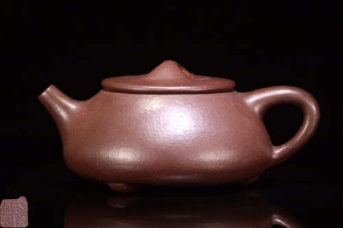 A ZISHA TEAPOT TRIPOD CENSER WITH MARKING