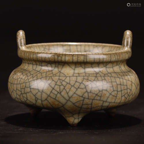 A SONG DYNASTY GE CELLAR GLAZE TRIPOD CENSER