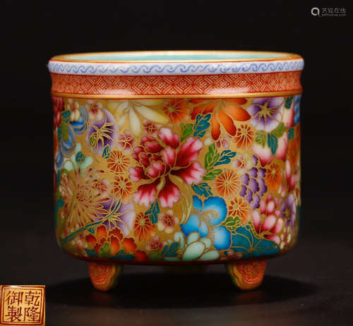 A PORCELAIN FILLED FLORAL PATTERN WITH THREE LEGS PEN HOLDER