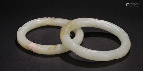 A QING DYNASTY HETIAN WHITE JADE CARVED DRAGON GRAIN PATTERN BANGLE