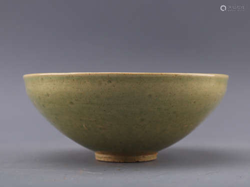 A GREEN-GLAZED BOWL