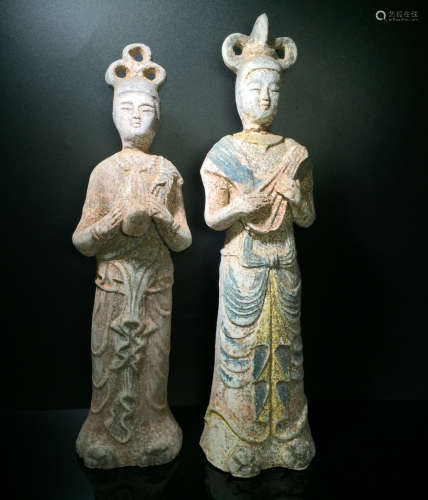 A PAIR OF TANG THREE-COLOR POTTER FIGURE SHAPED ORNAMENTS
