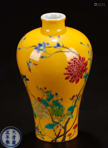 A YELLOW-GLAZED ENAMELED PAINTED FLORAL PATTERN VASE