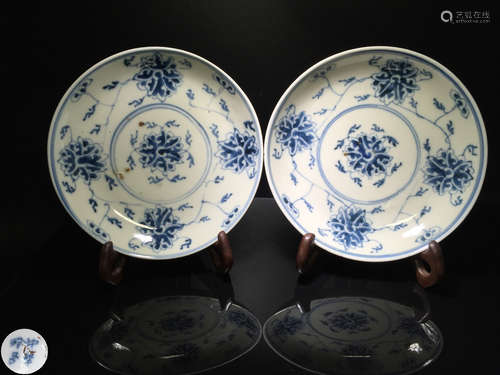 A PAIR OF BLUE&WHITE DISHES OF FLORAL PATTERN