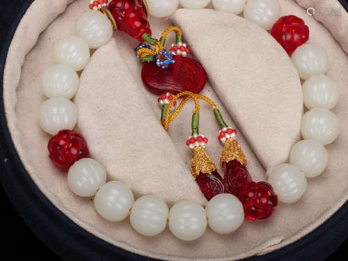 A HETIAN JADE BRACELET WITH GLASS DECORATED