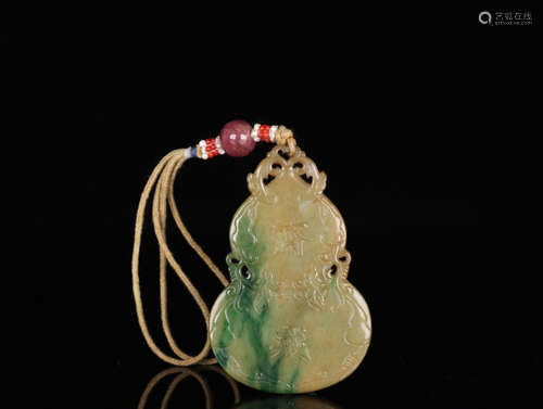 AN OLD JADEITE GOURD SHAPED PENDANT