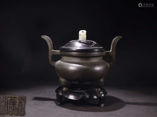 A BRONZE TRIPOD CENSER WITH HETIAN JADE DECORATED