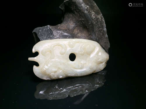 A HETIAN JADE PENDANT OF DRAGON SHAPED