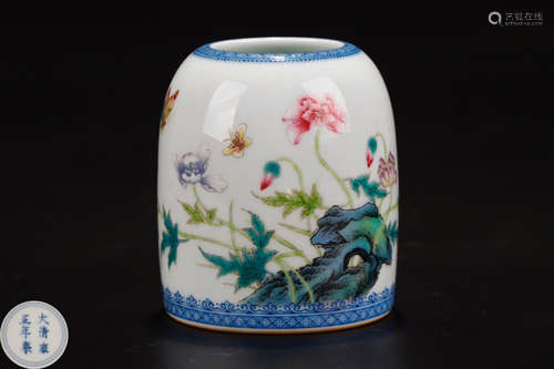 A BLUE AND WHITE WITH FAMILLE ROSE FLORAL PATTERN PEN WASHER