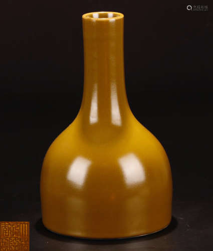 A QING DYNASTY TEA END-GLAZED ZUN VASE