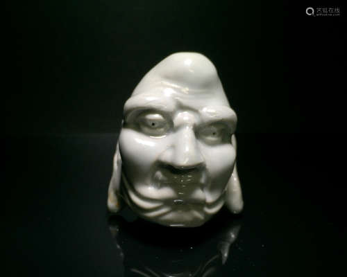 A PORCELAIN LUOHAN HEAD ORNAMENT