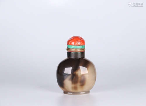 AN OLD AGATE SNUFF BOTTLE