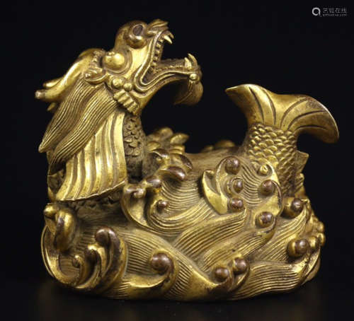 A GILT BRONZE SHAPED DRAGONS PATTERN ORNAMENT