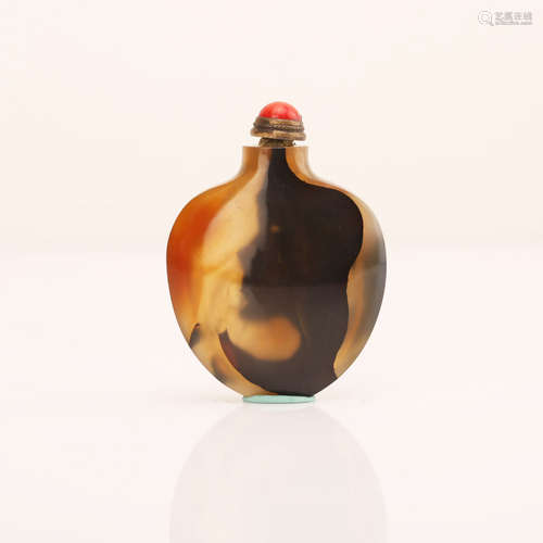 A Chinese Carved Agate Snuff Bottle