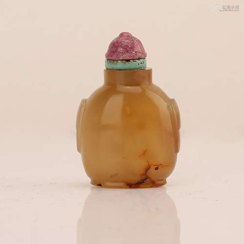 A Chinese Carved Agate Snuff Bottle