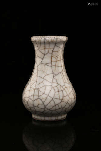 A Chinese Ge-Type Porcelain Vase