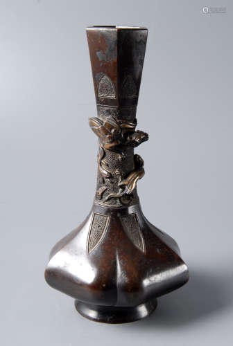 瑞獸菱形銅花瓶