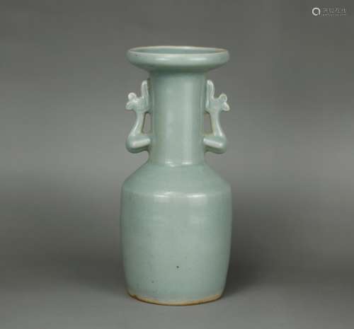 Longquan celadon porcelain mallet vase