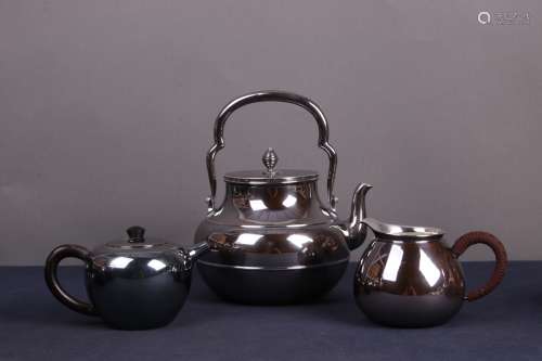 Silver serving set with mark