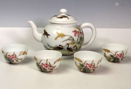 Porcelain tea pot with four cups and mark