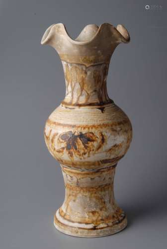 花瓣口瓷花瓶
