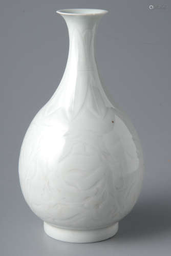 白瓷刻花瓶