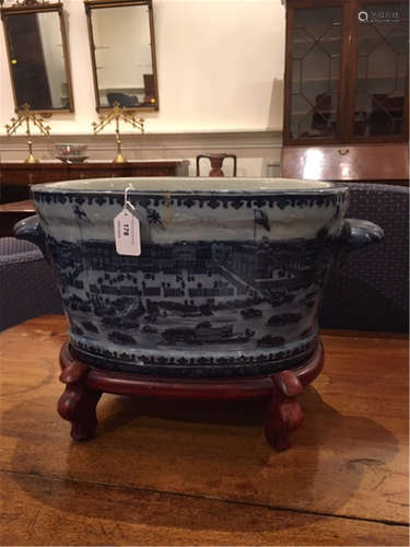 A Chinese export style blue and white basin