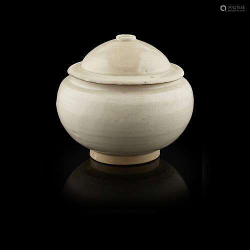 CIZHOU WHITE AND BLACK GLAZED JAR AND COVER