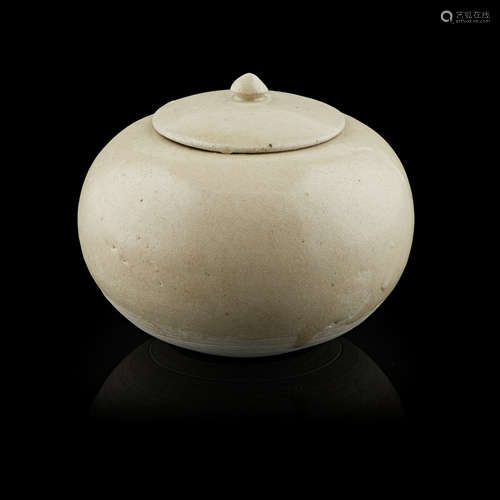 GONGXIAN-KILN WHITE-GLAZED STONEWARE GLOBULAR WASHER AND COVER