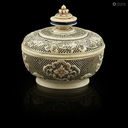 Y FINELY CARVED AND RETICULATED IVORY BOX AND COVER