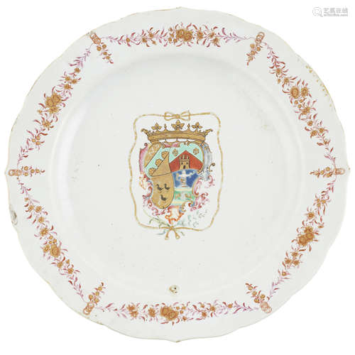 FAMILLE ROSE AND GILT-DECORATED ARMORIAL PLATE