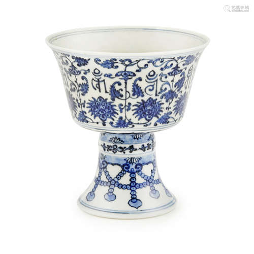 BLUE AND WHITE 'LANÇA CHARACTERS' STEM CUP