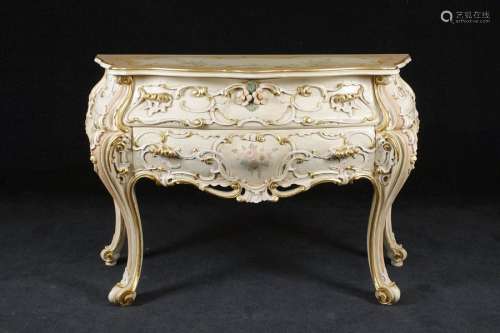 Commode de Style Louis XV. La face, fortement galb...;