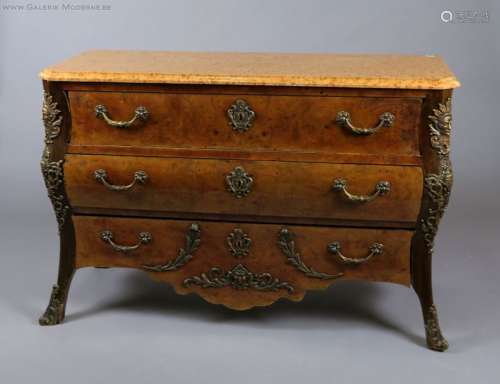 Commode tombeau de Style Régence. Sommée d'un marb...;