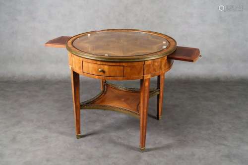 Table bouillotte Louis XVI. De forme circulaire. L...;