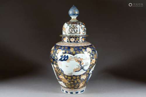 Arita. Grande potiche Imari. A champ bleu sombre, ...;