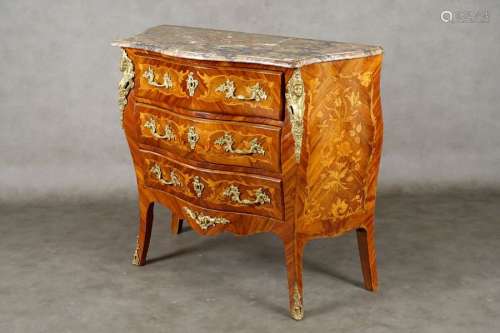 Commode de Style Louis XV. Sommée d'un marbre roug...;