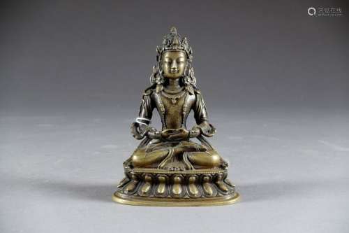 Tara assise en Méditation. Les mains en dhyana mud...;