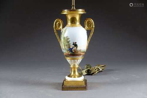 Vase Empire de Forme balustre. A décor, circulaire...;